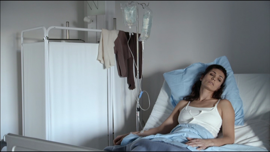 Caroline (Adeline Blondieau) sur un lit d'hôpital